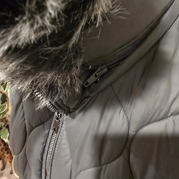 Women's Gray Quilted Puffer Jacket with Faux Fur Hood - Picture 9 of 15